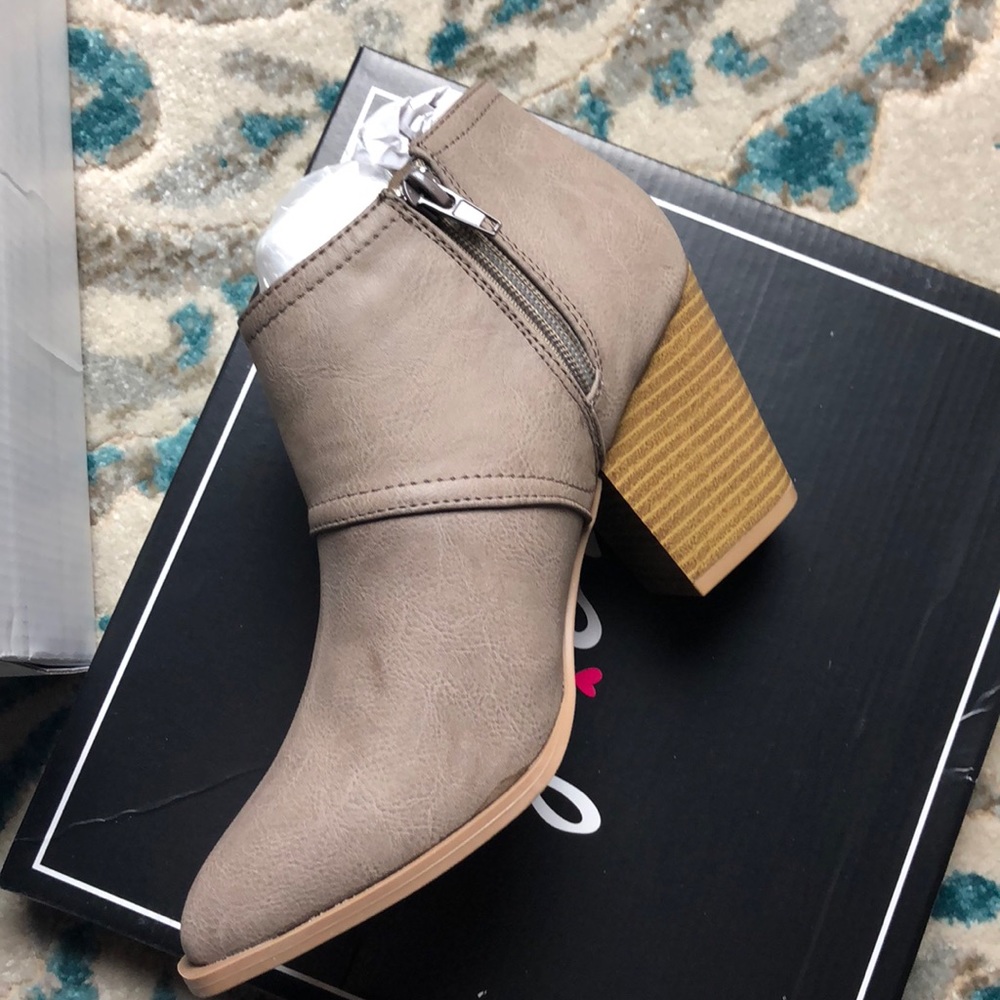 🎈Size 6.5 Qupid Taupe booties! - Picture 5 of 6